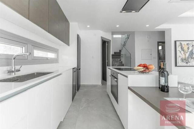 detachedHouse-6a3e7d5f49020.jpg