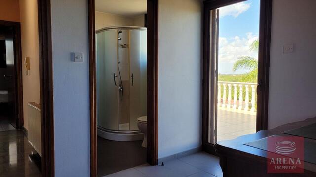 detachedHouse-35-5-Bed-villa-in-Paralimni-5841.jpeg