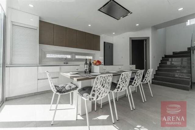 detachedHouse-6a3e7d5f41558.jpg