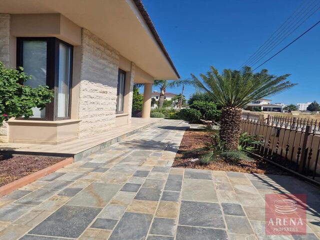 detachedHouse-6a215772ea34a.jpg