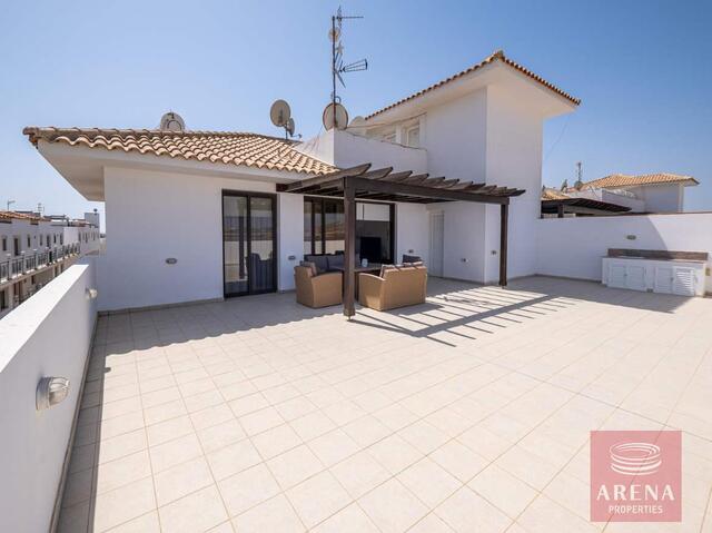 Modern 2-Bedroom Penthouse for Rent | Pool & Gym | Tersefanou – photo 2