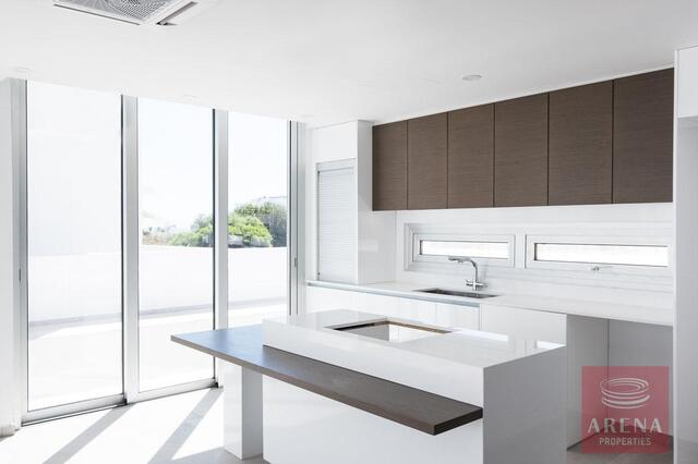 detachedHouse-6a7c25a5e4b4e.jpg