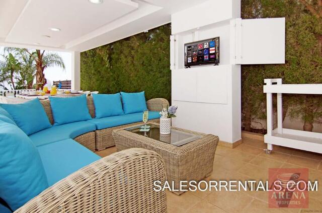 detachedHouse-7-6-BED-villa-in-paralimni-5449.jpg