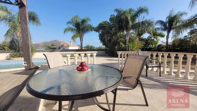 detachedHouse-16-5-Bed-villa-in-Paralimni-5841.jpeg
