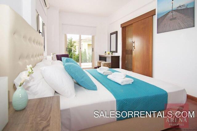 detachedHouse-14-6-BED-villa-in-paralimni-5449.jpg