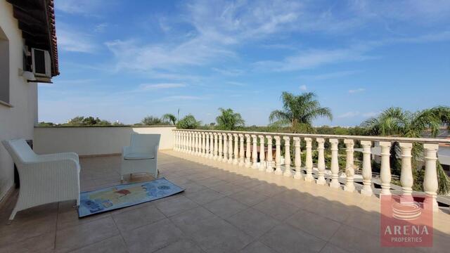 detachedHouse-36-5-Bed-villa-in-Paralimni-5841.jpg