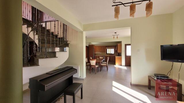 detachedHouse-22-5-Bed-villa-in-Paralimni-5841.jpg