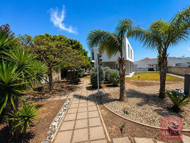 detachedHouse-6a26ac810839b.jpg