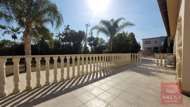 detachedHouse-10-5-Bed-villa-in-Paralimni-5841.jpg