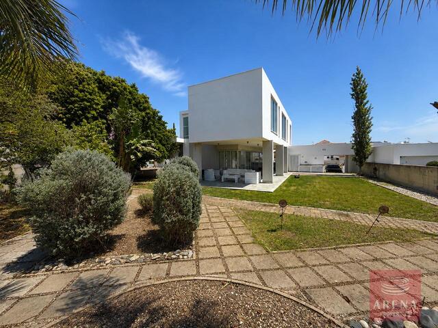 detachedHouse-6a26ac815707a.jpg