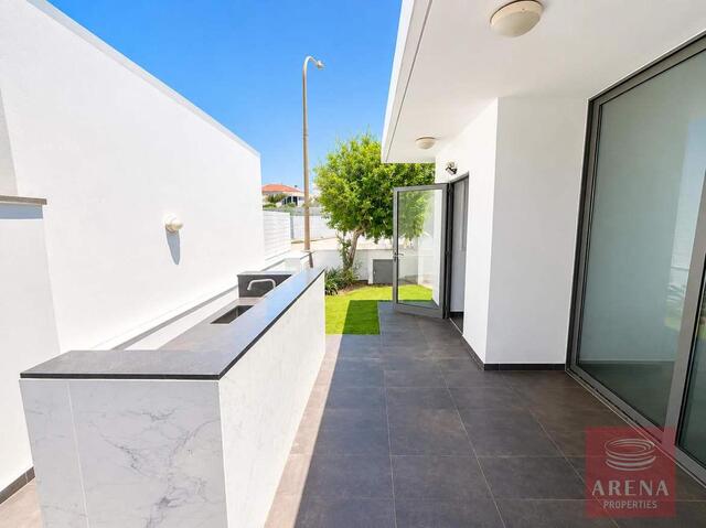 detachedHouse-6a4b70624c372-3.jpg