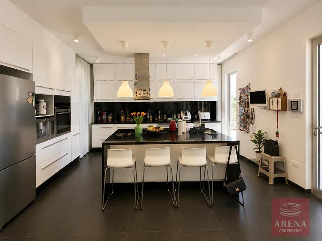detachedHouse-6a26ac81b1b25.jpg
