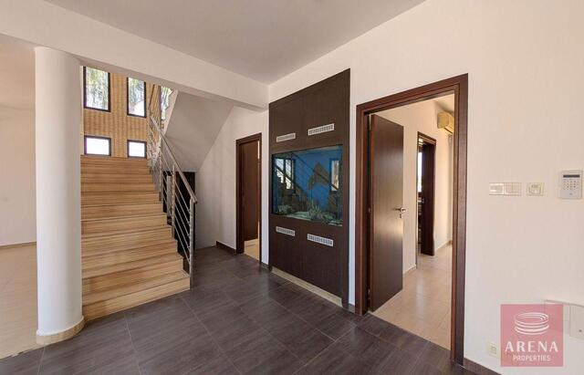 Elegant Four-Bedroom Villa in Livadia – photo 6