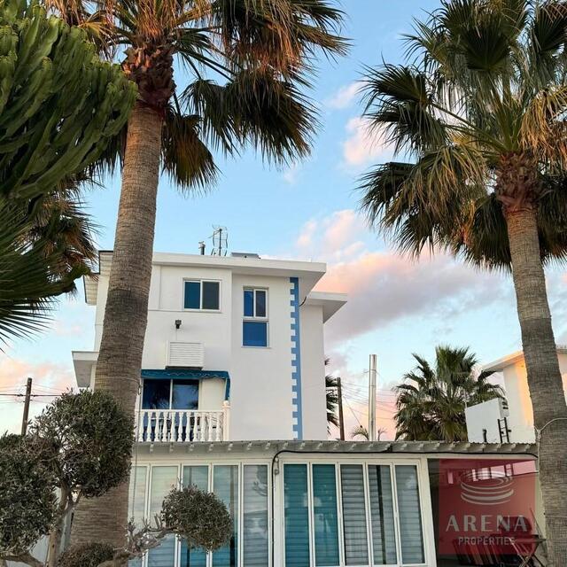 Seafront 4 Bedroom Villa in Zygi – photo 5