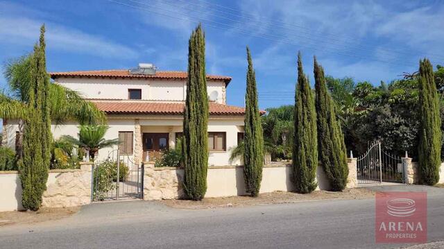 detachedHouse-4-5-Bed-villa-in-Paralimni-5841.jpeg