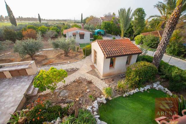 detachedHouse-18-5-bed-villa-in-Pervolia-6045.jpg