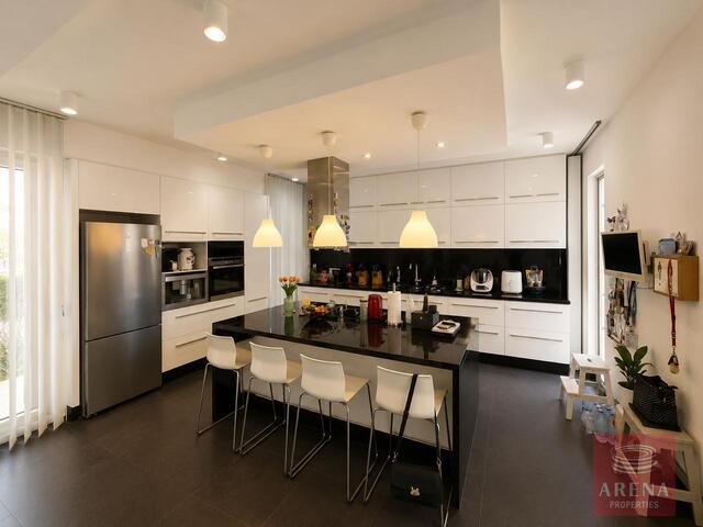detachedHouse-6a26ac81b9c30.jpg