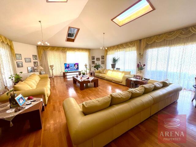 detachedHouse-19-5-bed-villa-in-Alethriko-7500.jpeg