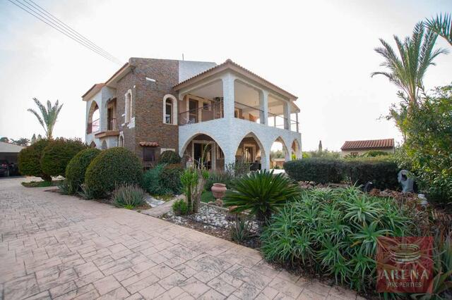 detachedHouse-2-5-bed-villa-in-Pervolia-6045.jpg