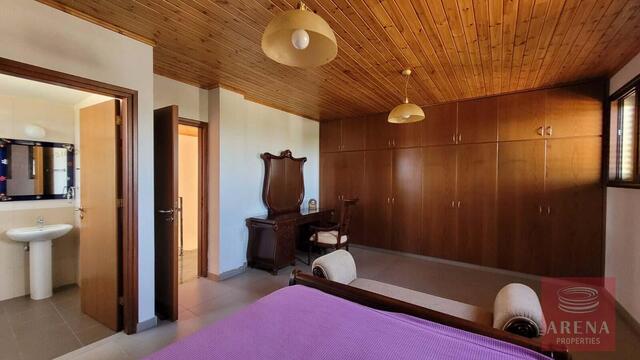detachedHouse-33-5-Bed-villa-in-Paralimni-5841.jpg