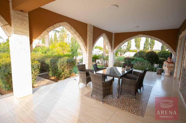 detachedHouse-6-5-bed-villa-in-Pervolia-6045.jpg