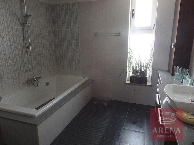 detachedHouse-3069-bathroom.jpg