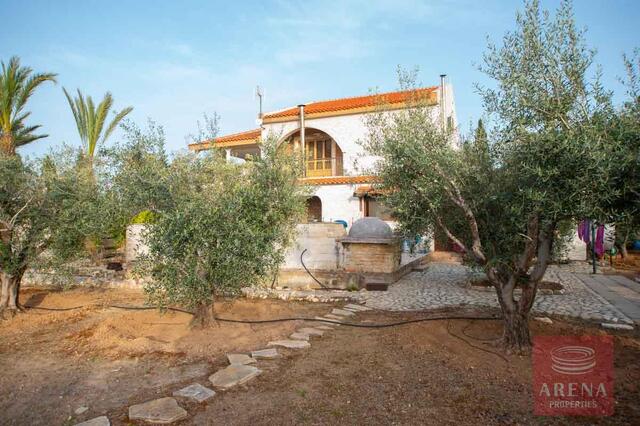 detachedHouse-4-5-bed-villa-in-Pervolia-6045.jpg