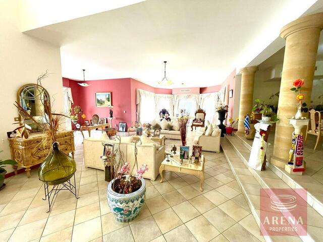 detachedHouse-22-5-bed-villa-in-Alethriko-7500.jpeg