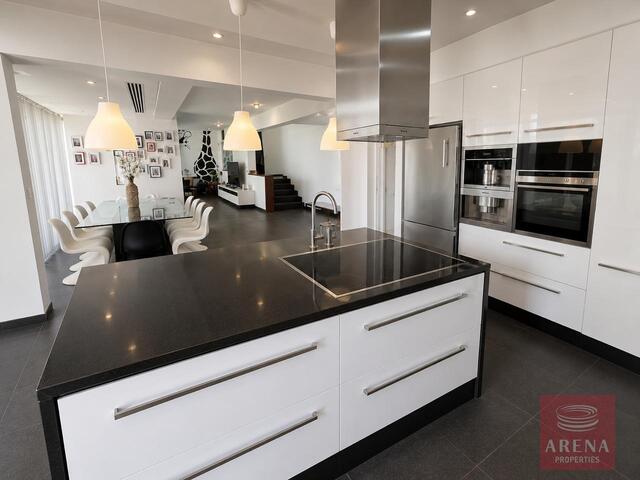detachedHouse-6a26ac81d164f.jpg