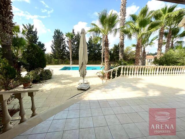 detachedHouse-7-5-bed-villa-in-Alethriko-7500.jpeg