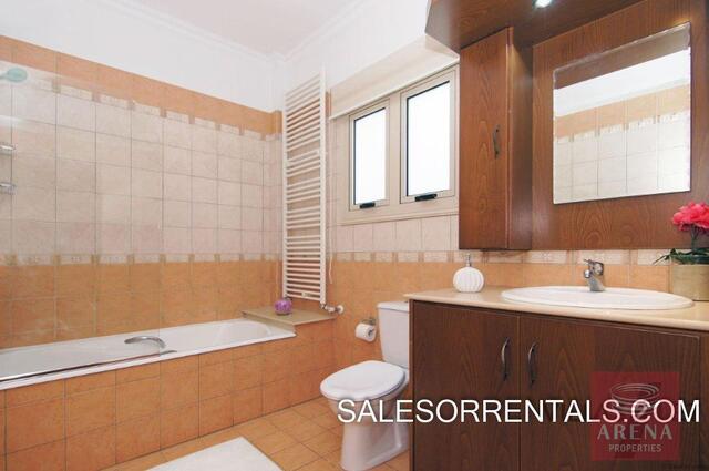 detachedHouse-18-6-BED-villa-in-paralimni-5449.jpg