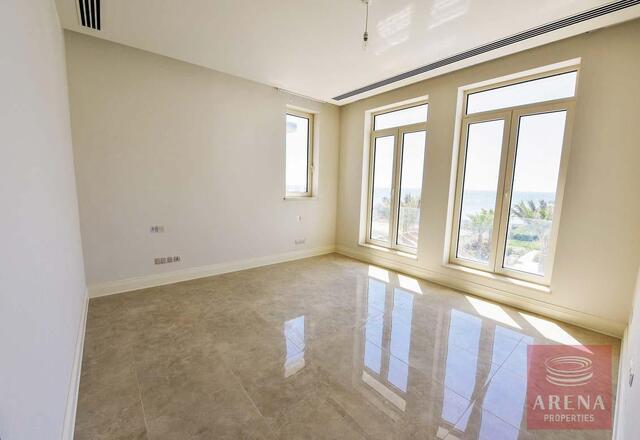6 Bed Villa in Pervolia – photo 12