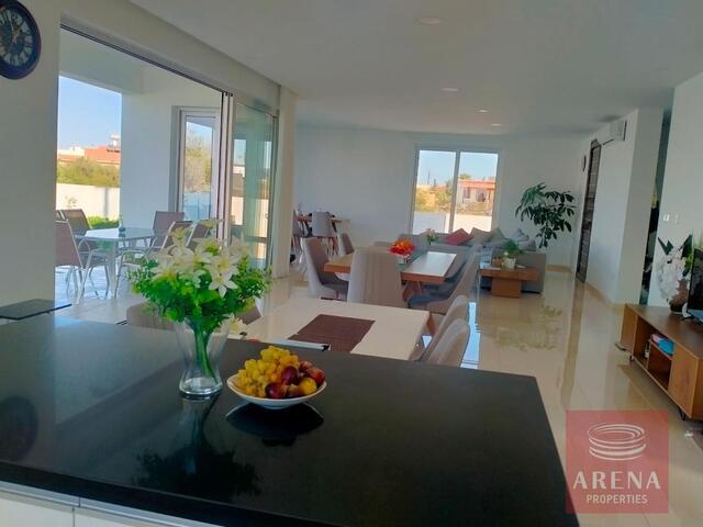 detachedHouse-7-4-bed-villa-paralimni-7492.jpeg