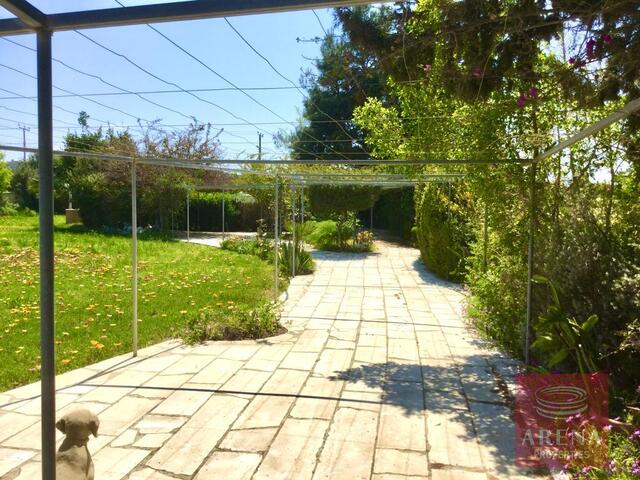 detachedHouse-14-5-bed-villa-in-Alethriko-7500.jpeg