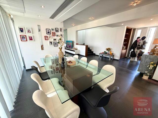 detachedHouse-6a26ac81a1093.jpg