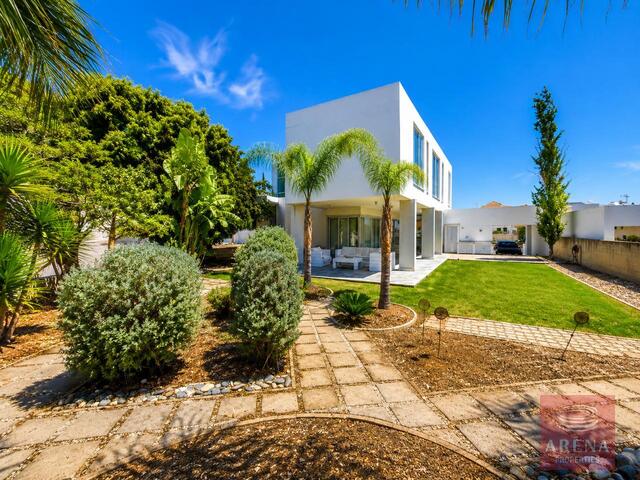 detachedHouse-6a26ac8111c96.jpg