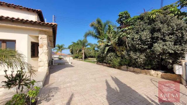 detachedHouse-7-5-Bed-villa-in-Paralimni-5841.jpeg