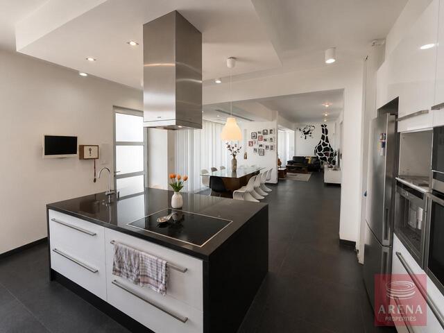 detachedHouse-6a26ac81e1873.jpg
