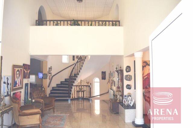 detachedHouse-8-villa-in-faneromeni-6792.jpg