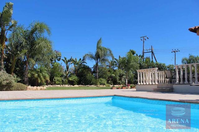 detachedHouse-15-5-Bed-villa-in-Paralimni-5841.jpg