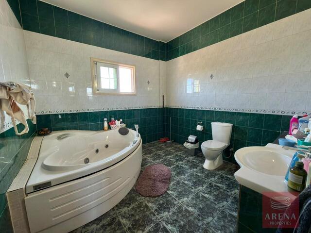 detachedHouse-6a71bbe79b1bd.jpg