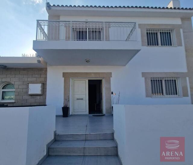 Cosy 4-Bedroom Semi-Detached Villa in Dromolaxia, Larnaca – photo 1