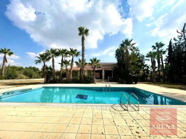 detachedHouse-6-5-bed-villa-in-Alethriko-7500.jpeg