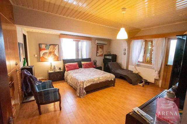 detachedHouse-28-5-bed-villa-in-Pervolia-6045.jpg