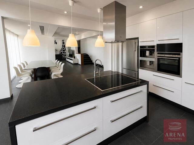 detachedHouse-6a26ac81d9b02.jpg