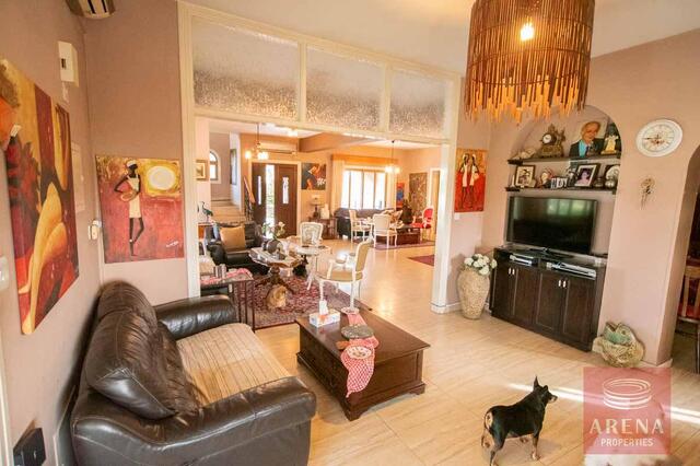 detachedHouse-25-5-bed-villa-in-Pervolia-6045.jpg