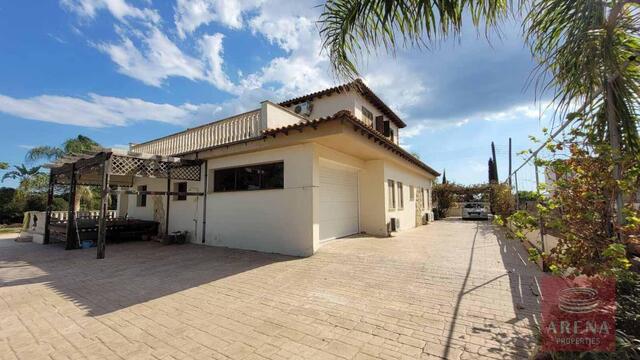 detachedHouse-11-5-Bed-villa-in-Paralimni-5841.jpeg