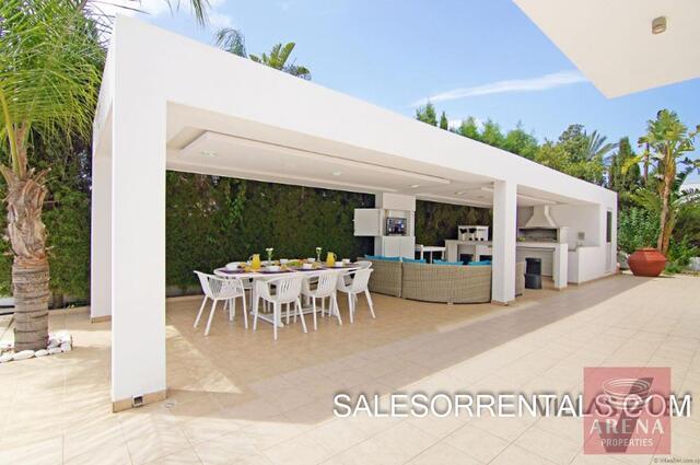 detachedHouse-4-6-BED-villa-in-paralimni-5449.jpg