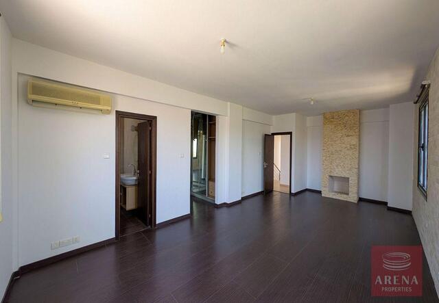 Elegant Four-Bedroom Villa in Livadia – photo 20