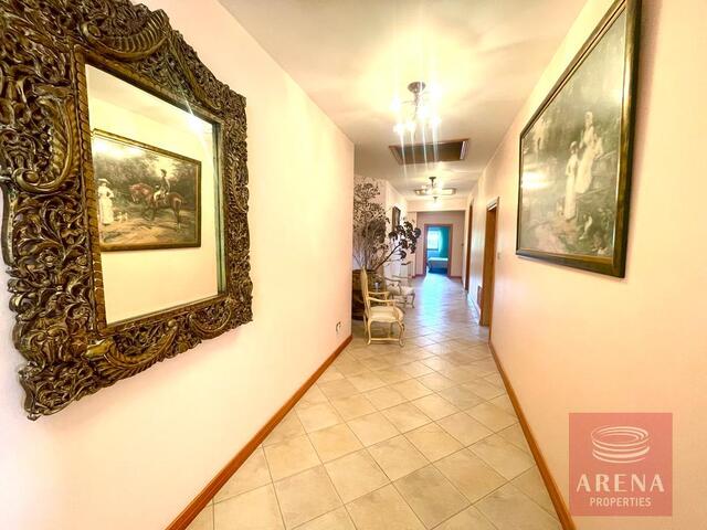 detachedHouse-38-5-bed-villa-in-Alethriko-7500.jpeg